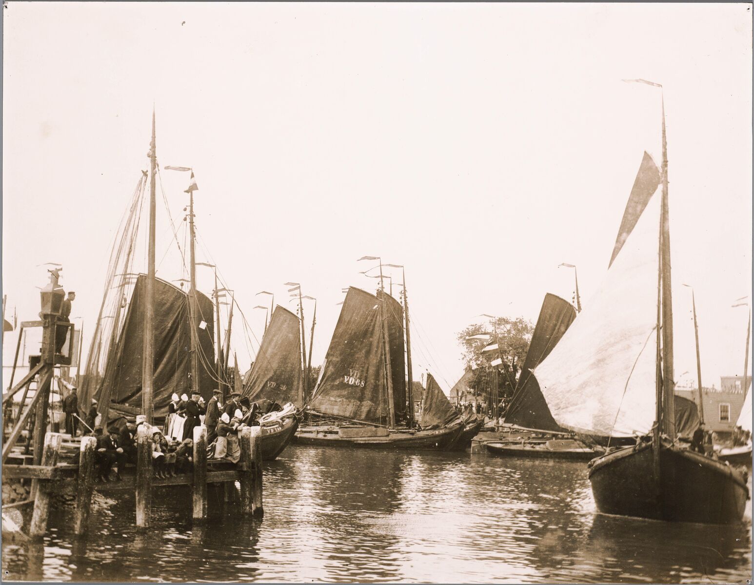 Uitvarende botters in Volendam