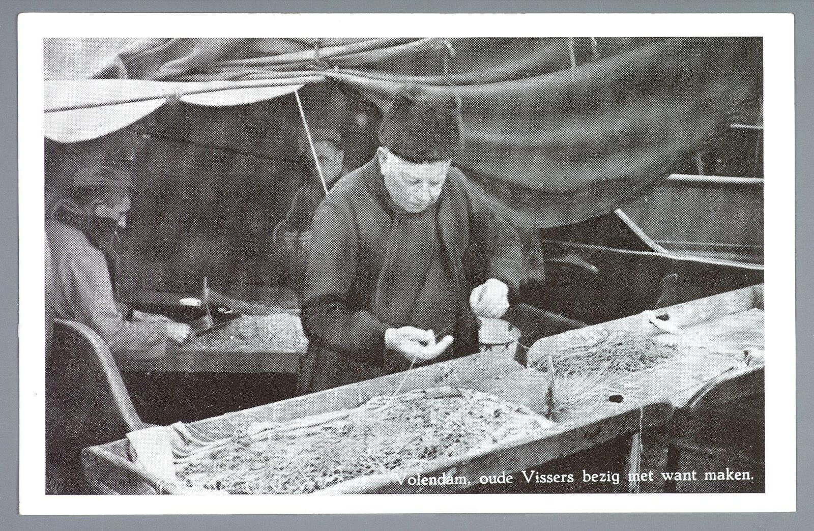 Volendammer vissers bezig met want maken