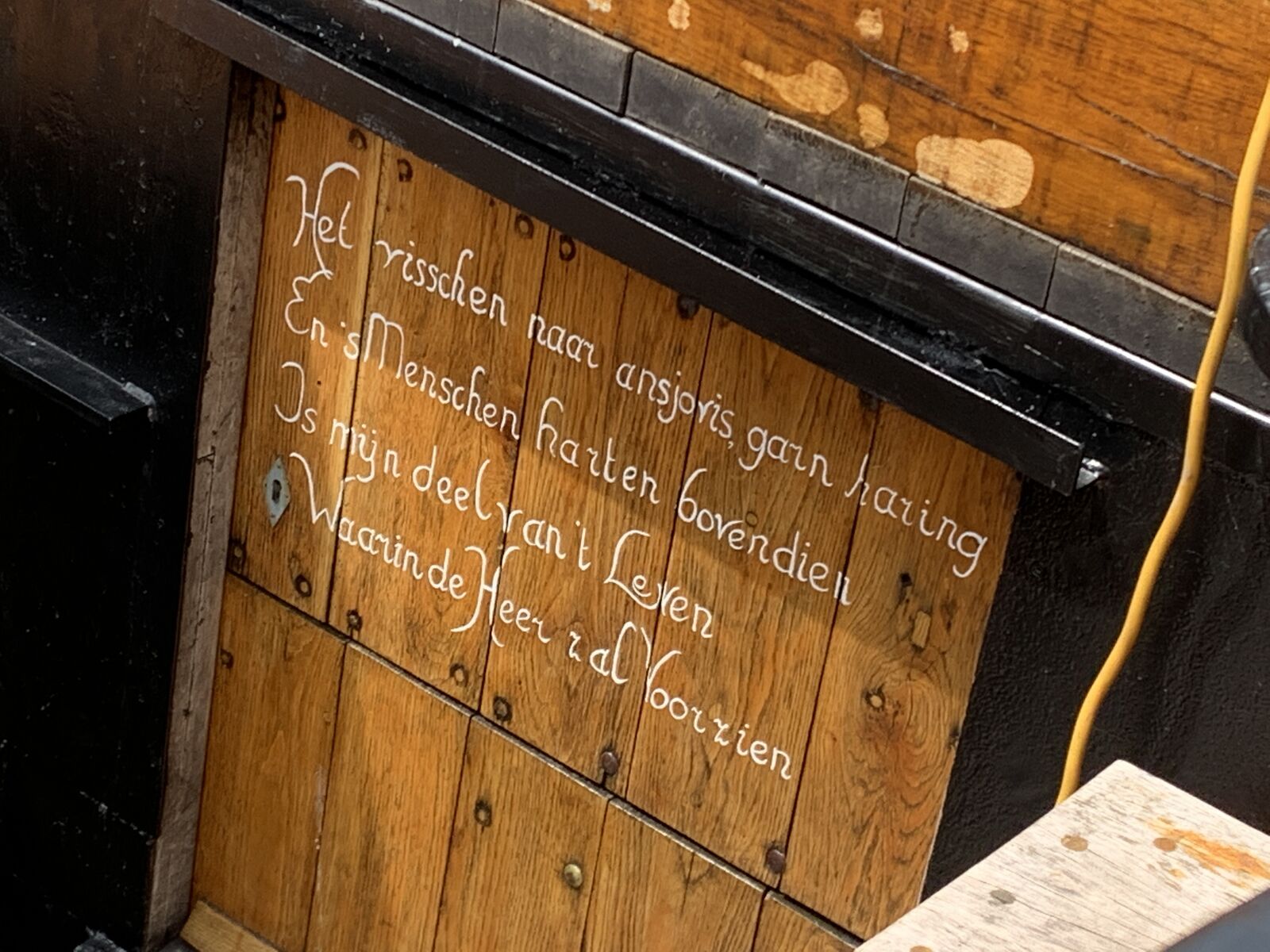 Spreuk op deurtje van Volendamse botter