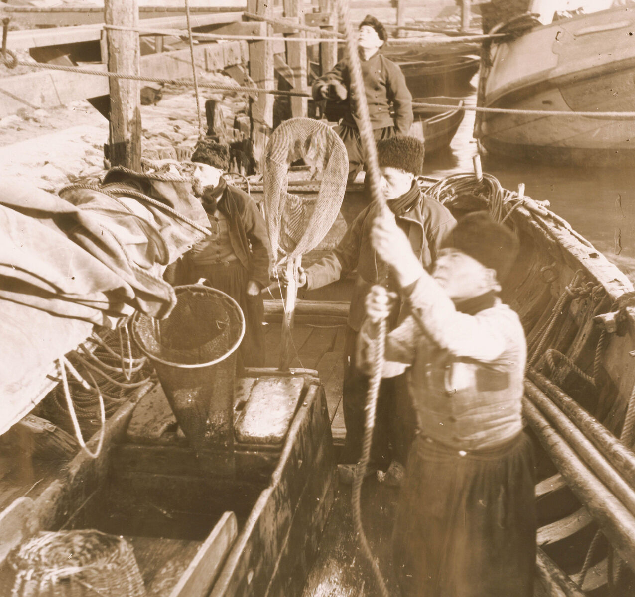 Volendammer vissers aan het werk